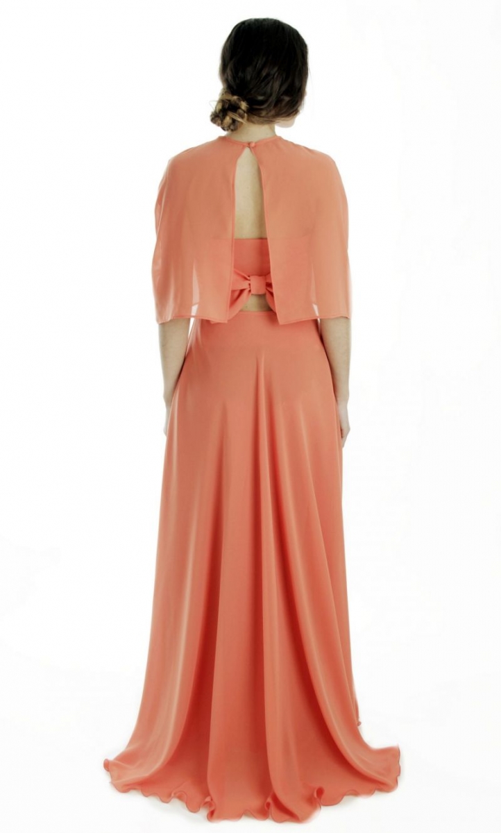 vestido largo de fiesta de gasa color naranja con lazo en la espalda y capa para boda arimoka